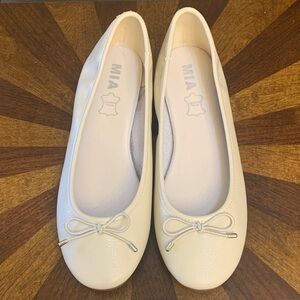 MIA Women's Ivory Flats with Bow Detail